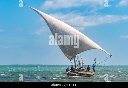 Dhow tradizionale vela nell'Oceano Indiano, isola di Lamu, Kenya Foto Stock