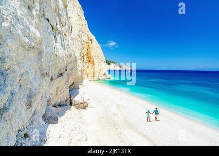 Uomo e donna che tengono le mani sull'idilliaca spiaggia di Fteri, vista dall'alto, Cefalonia, Isole IONIE, Isole Greche, Grecia, Europa Foto Stock