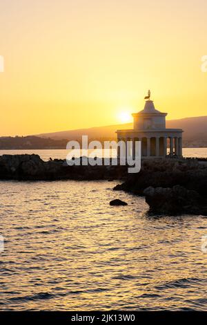 Romantico tramonto sul faro di San Teodoro riflesso nel mare, Argostoli, Cefalonia, Isole IONIE, Isole Greche, Grecia, Europa Foto Stock