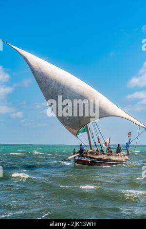 Dhow tradizionale vela nell'Oceano Indiano, isola di Lamu, Kenya Foto Stock