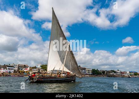 Dhow tradizionale vela nell'Oceano Indiano, isola di Lamu, Kenya Foto Stock