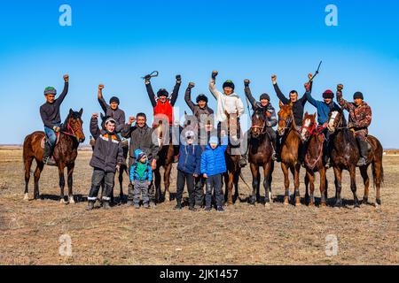 Gruppo di giocatori di Kokpar in posa per la macchina fotografica, nazionale gioco di cavalli, Kazakhstan, Asia centrale, Asia Foto Stock