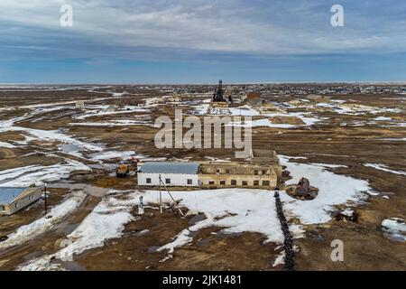 Antenna di una vecchia fattoria di grano nella terra semi-congelata, a sud di Kostanay, Kazakhstan settentrionale, Asia centrale, Asia Foto Stock