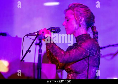 Milano Italia. 27 luglio 2022. Il cantautore danese AGNES OBEL suona dal vivo sul palco al Giardino della Triennale. Foto Stock