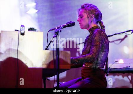 Milano Italia. 27 luglio 2022. Il cantautore danese AGNES OBEL suona dal vivo sul palco al Giardino della Triennale. Foto Stock