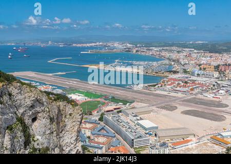 Vista sull'aeroporto dalla batteria della Principessa Anne e dai grandi tunnel d'assedio, Gibilterra, territorio britannico d'oltremare, Europa Foto Stock