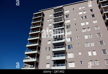 Umea, Norrland Svezia - 18 luglio 2022: Alti edifici dipinti di recente presso il fiume Foto Stock