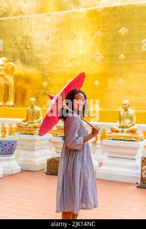 Donna a Wat Phra Singh Woramahawihan, Chiang mai, Thailandia, Asia sudorientale Foto Stock