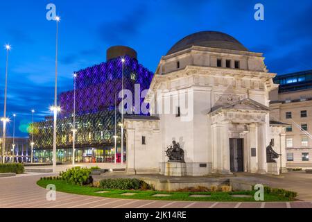 Vista sul tramonto del monumento commemorativo alla Guerra della memoria, Biblioteca di Birmingham, Centenary Square, Birmingham, Inghilterra, Regno Unito, Europa Foto Stock