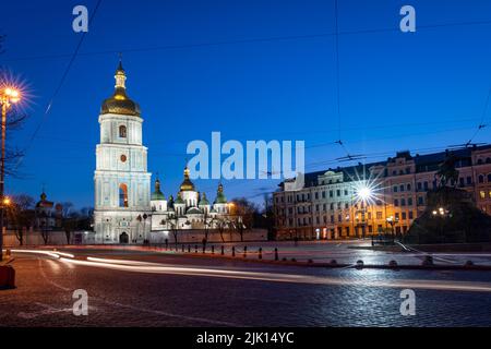 Cattedrale di Santa Sofia e Piazza Sophia durante l'ora blu a Kiev (Kiev), Ucraina, Europa Foto Stock