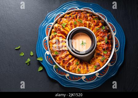 Cibo per il concetto di festa biologico fatto in casa tirare a parte pizza anello su sfondo nero con spazio copia Foto Stock