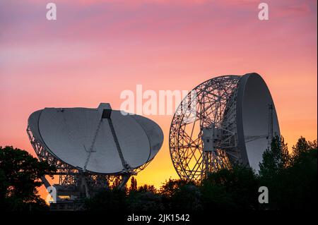 Il telescopio Mark II e Lovell Mark i Giant radio Telescope con incredibile tramonto, Jodrell Bank Observatory, Cheshire, Inghilterra, Regno Unito, Europa Foto Stock