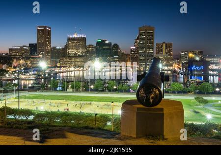 Lo skyline della città di Baltimora e il porto interno di notte da Federal Hill Park, Baltimora, Maryland, Stati Uniti d'America, Nord America Foto Stock