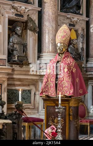 Il busto metallico di San Gennaro all'interno della chiesa cattolica di Napoli Foto Stock