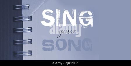Canta le parole della tua canzone sulla pagina blu cielo di copyybok in bianco e rosa. Concetto di musica. Foto Stock