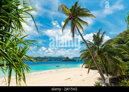 Spiaggia di sabbia bianca dell'isola di Mahoro con le isole di Masare e Pahepa oltre, Mahoro, Siau, Arcipelago di Sangihe, Sulawesi Nord, Indonesia Foto Stock