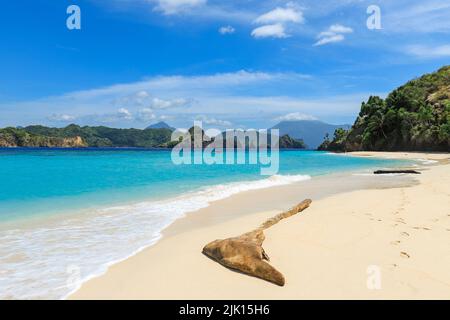 Spiaggia di sabbia bianca dell'isola di Mahoro con le isole di Masare e Pahepa oltre, Mahoro, Siau, Arcipelago di Sangihe, Sulawesi Nord, Indonesia Foto Stock