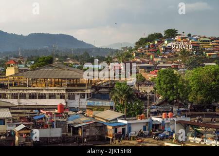 Benvenuto al cartello Manado all'ingresso del porto di questa capitale provinciale a nord di Sulawesi, Manado, Nord Sulawesi, Indonesia, Sud-Est asiatico, Asia Foto Stock