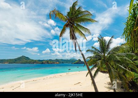 Spiaggia di sabbia bianca dell'isola di Mahoro con le isole di Masare e Pahepa oltre, Mahoro, Siau, Arcipelago di Sangihe, Sulawesi Nord, Indonesia Foto Stock