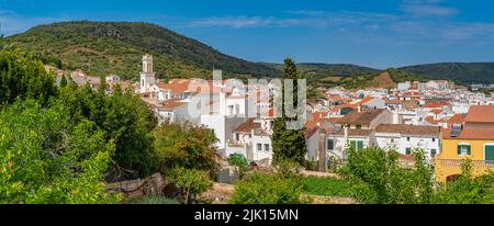 Vista di Sant Bartomeu de Ferreries e tetti da posizione elevata, Ferreries, Menorca, Isole Baleari, Spagna, Mediterraneo, Europa Foto Stock