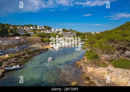 Vista degli alberghi con vista sul porto turistico di Cala Galdana, Cala Galdana, Minorca, Isole Baleari, Spagna, Mediterraneo, Europa Foto Stock