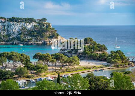 Vista degli alberghi con vista sul porto turistico e sul Mar Mediterraneo a Cala Galdana, Cala Galdana, Minorca, Isole Baleari, Spagna, Mediterraneo, Europa Foto Stock