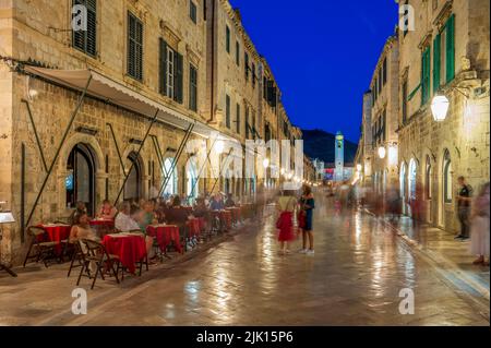 Persone che mangiano al ristorante all'aperto al tramonto nella città vecchia, patrimonio dell'umanità dell'UNESCO, Dubrovnik, Croazia, Europa Foto Stock