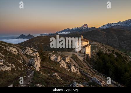 Chiesa di Santa Maria della Pieta con vista sul Gran Sasso, Calascio, l'Aquila, Abruzzo, Italia, Europa Foto Stock