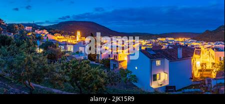 Vista di Sant Bartomeu de Ferreries e tetti da posizione elevata, Ferreries, Menorca, Isole Baleari, Spagna, Mediterraneo, Europa Foto Stock