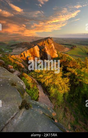 Vista al tramonto di Hen Cloud, The Roaches, Peak District, Staffordshire, Inghilterra, Regno Unito, Europa Foto Stock