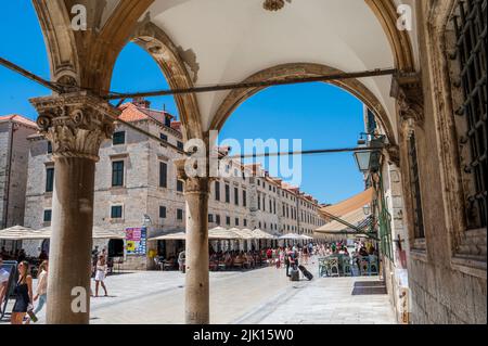 Persone in strada Città Vecchia, Patrimonio dell'Umanità dell'UNESCO, Dubrovnik, Costa dalmata, Croazia, Europa Foto Stock