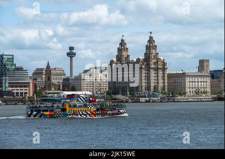 Il traghetto Mersey Snowdrop che naviga di fronte al lungomare di Liverpool, Liverpool, Merseyside, Inghilterra, Regno Unito, Europa Foto Stock