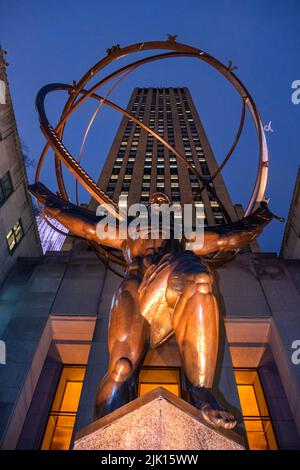 Statua di Atlas Bronze fuori dal Rockefeller Center di notte, 5th Avenue, Midtown Manhattan, New York, Stati Uniti d'America, Nord America Foto Stock