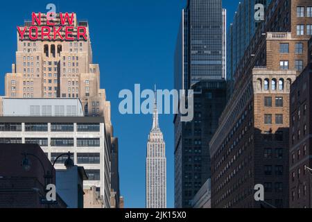 Il New Yorker Hotel e l'Empire state Building hanno visto lungo 34th Street, Garment District, Manhattan, New York, Stati Uniti d'America Foto Stock