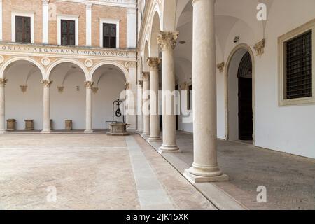 Il cortile d'onore, Palazzo Ducale, Urbino, Urbino e Pesaro, Marche, Italia, Europa Foto Stock