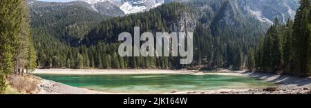 Super panoramica del Lago di Tovel il più affascinante lago alpino delle Dolomiti all'interno del Parco Naturale Adamello Brenta in Trentino Foto Stock