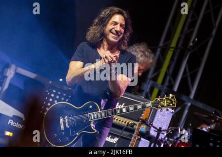 27 luglio 2022, Castelfranco Veneto, Veneto/Treviso, Italia: Diego basso Direttore D'Orchestra suona Regina con l'ospite speciale Stef Burns. (Credit Image: © Mimmo Lamacchia/Pacific Press via ZUMA Press Wire) Foto Stock