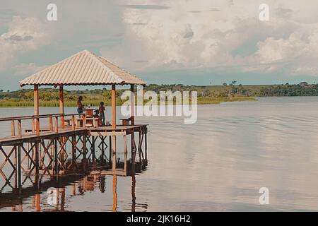 paesaggio del lago con molo Foto Stock