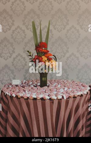 tavolo decorato con favori per matrimoni Foto Stock