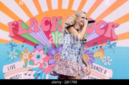 READING, BERKSHIRE, REGNO UNITO. 25 luglio 2022: Pixie Lott suona sul palco al Festival di Flackstock a Reading, Berkshire, Inghilterra. Credit: S.A.M./Alamy Live News Foto Stock