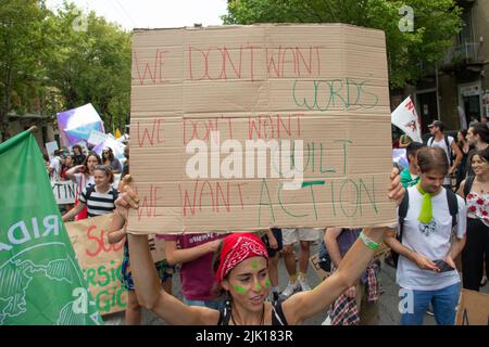 29 luglio 2022, Torino, Piemonte/Torino, Italia: Protesta dei giovani durante la marcia del campo sociale del clima il 29 luglio 2022 a Torino. Il venerdì per il futuro è un movimento globale di sciopero climatico degli studenti che è stato mediatizzato nell'agosto 2018 con l'allievo svedese Greta Thunberg. (Credit Image: © Alberto Gandolfo/Pacific Press via ZUMA Press Wire) Foto Stock