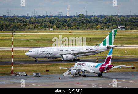 Duesseldorf, Renania Settentrionale-Vestfalia, Germania - Aeroporto di Duesseldorf, velivoli delle compagnie aeree Eurowings, e Condor il giorno dello sciopero di avvertimento da parte di Foto Stock