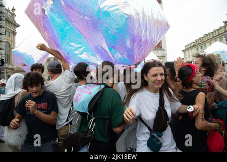 29 luglio 2022, Torino, Piemonte/Torino, Italia: Protesta dei giovani durante la marcia del campo sociale del clima il 29 luglio 2022 a Torino. Il venerdì per il futuro è un movimento globale di sciopero climatico degli studenti che è stato mediatizzato nell'agosto 2018 con l'allievo svedese Greta Thunberg. (Credit Image: © Alberto Gandolfo/Pacific Press via ZUMA Press Wire) Foto Stock