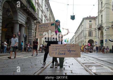 29 luglio 2022, Torino, Piemonte/Torino, Italia: Protesta dei giovani durante la marcia del campo sociale del clima il 29 luglio 2022 a Torino. Il venerdì per il futuro è un movimento globale di sciopero climatico degli studenti che è stato mediatizzato nell'agosto 2018 con l'allievo svedese Greta Thunberg. (Credit Image: © Alberto Gandolfo/Pacific Press via ZUMA Press Wire) Foto Stock