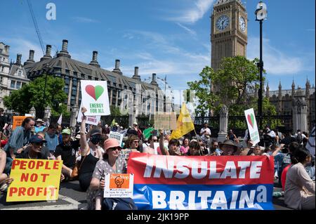 Il 23rd 2022 luglio un certo numero di attivisti del clima e della giustizia sociale si sono incontrati in piccole sciami di tutta Londra e questi poi si sono riuniti nello Squar del Parlamento Foto Stock