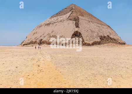 Saqqara, Egitto; 28 luglio 2022 - la piramide piegata di Sneferu, Dashur, Egitto. Foto Stock