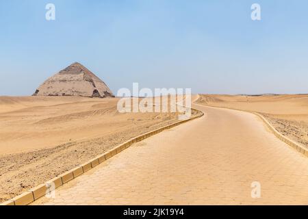 Saqqara, Egitto; 28 luglio 2022 - la piramide piegata di Sneferu, Dashur, Egitto. Foto Stock