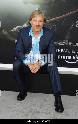 LOS ANGELES, CA - 28 LUGLIO: Viggo Mortensen partecipa alla prima di prime Video's 'Thirteen Lives' al Westwood Village Theatre il 28 luglio 2022 a Los Angeles, California. Credit: Jeffrey Mayer/JTMPhotos/MediaPunch Foto Stock