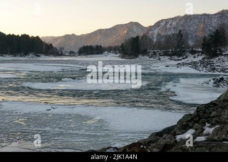 Fiume Katun, Repubblica di Altai, Russia. Fotografato in inverno. Foto Stock