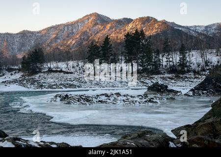 Fiume Katun nella Repubblica di Altai, Russia. Parzialmente congelato in inverno. Foto Stock